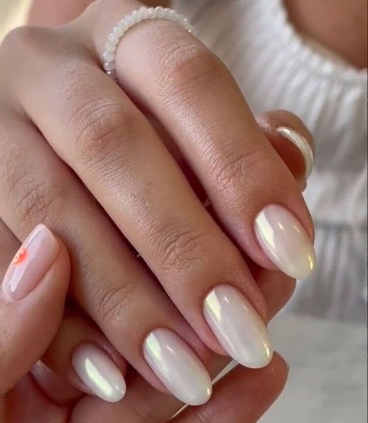 Chrome Seashell Round Press-On Nails / Translucent Pearl Nude